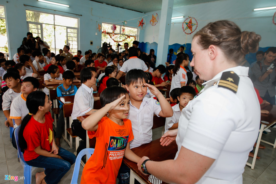 Thuỷ thủ Mỹ hào hứng vui đùa cùng trẻ nạn nhân chất độc da cam